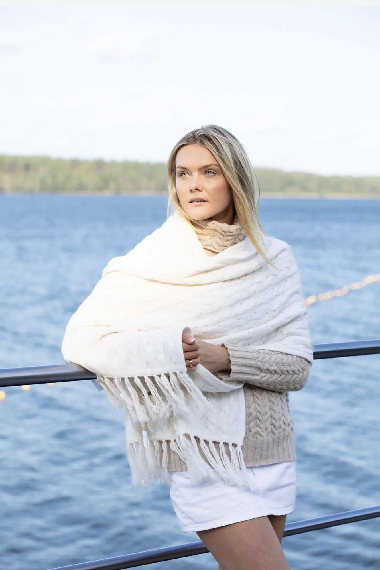 Sjal Hannele på modell